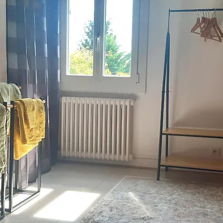 Guest house Spacieuse Avec Jardin *